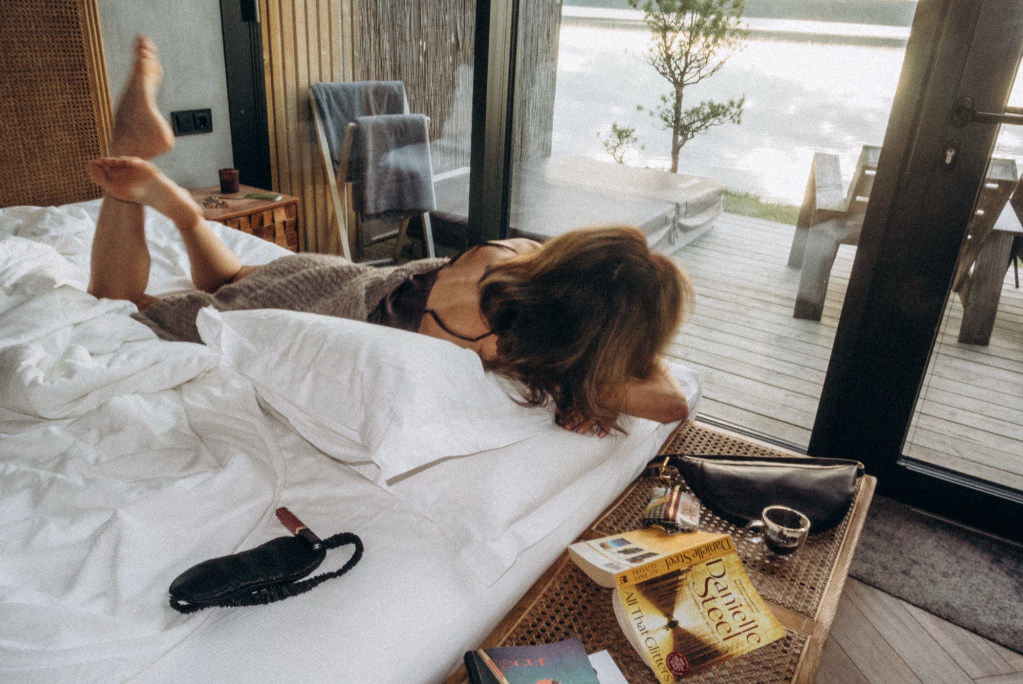 ANELA Linger form, on the nightstand