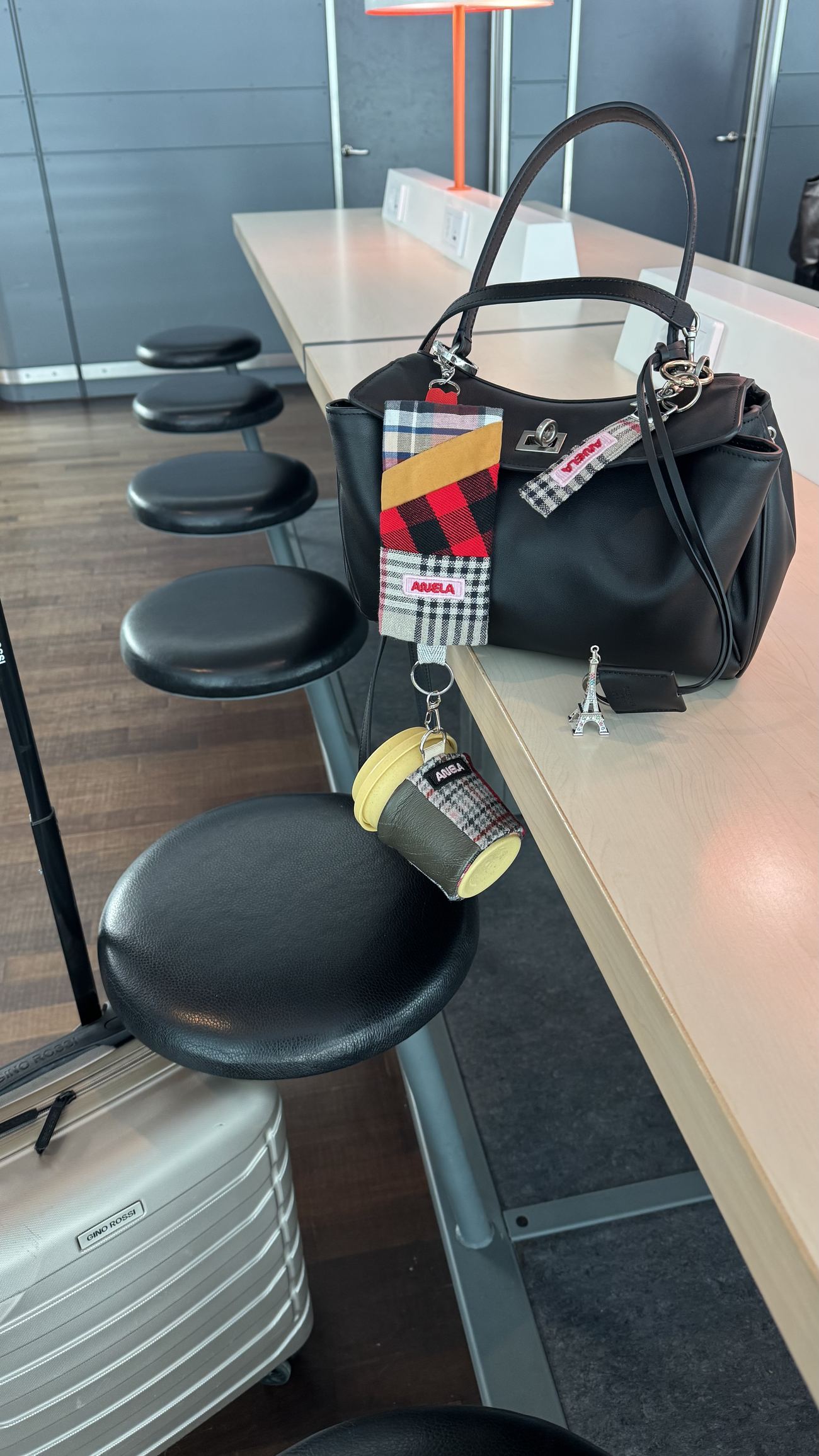 ANELA Edge form, at the airport gate